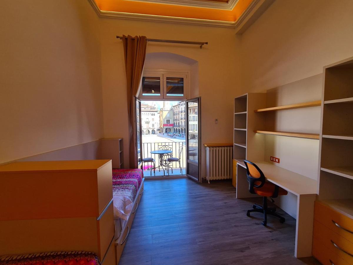 Apartaments Vicus 3 Con Vistas A La Plaza Mayor De Vic Exteriör bild